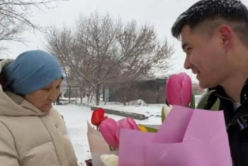 Фотография к новости: Елорда тұрғындарына гүл шоқтары таратылды