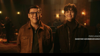 Қазақстандық өнерпаздар аналарға ерекше құттықтау жолдады