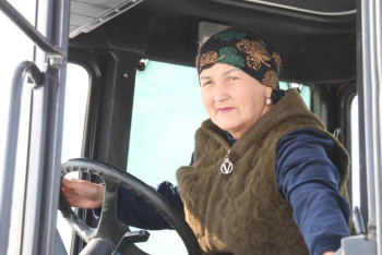 Фотография к новости: Трактор тізгіндеген апа