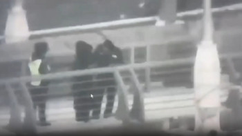 Фотография к новости: Елордалық полицейлер көпірден секірмек болған қызды құтқарып қалды