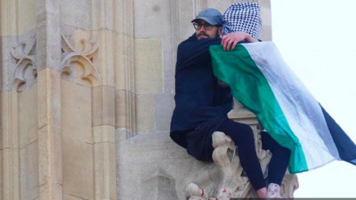 Ер адам Палестина жалауын желбіретіп Биг Бен биігіне шықты