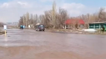 Фотография к новости: Жуалыда не жағдай: бір ауылда көше бойын бойлай су ақты