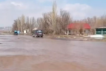 Фотография к новости: Жуалыда не жағдай: бір ауылда көше бойын бойлай су ақты