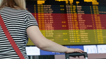 Фотография к новости: Жалақыны көбейтсін: 13 әуежайда ереуіл басталды