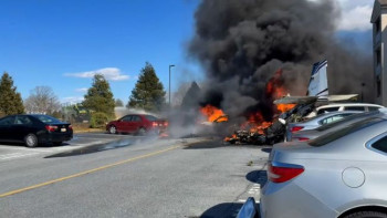 Фотография к новости: АҚШ-та ұшақ автотұраққа құлады