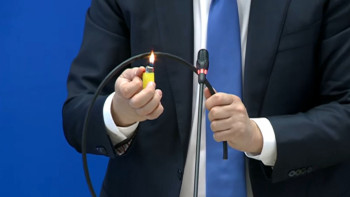 Фотография к новости: Министр ғылымды насихаттаймын деп қолын күйдірді