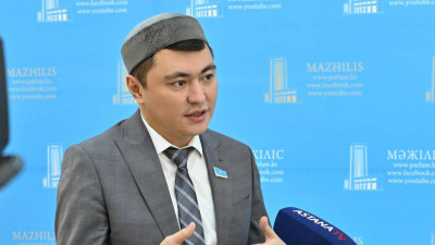 "Декретке миллионмен" немесе ЖИ-ді шектеу. Дәулет Мұқаев өзін сынағандарға жауап берді