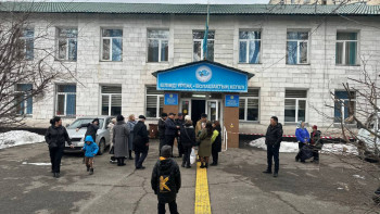 Фотография к новости: "Қазақ жерінде тұрып, қазақ мектебінің жабылуына қарсымын" – оқушылар өздері оқитын мектепті сақтап қалды