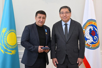 Фотография к новости: "Өтірік емес". Әуежайда қызды құтқарған Мұса Әбдірайым шындығын айтты