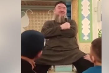 Фотография к новости: Медреседе бас ұстазының аяғын уқалаған адамдар анықталды