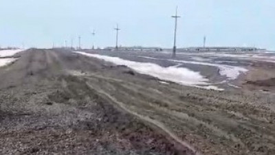 Тұрғындар балшыққа батып, ауылға жете алмай жатыр