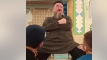 Фотография к новости: Балаларға аяғын уқалатқан имамға ескерту жасалды