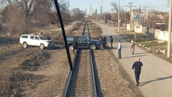 Фотография к новости: Алматы маңында жеңіл көлік рельстер арасында тұрып қалды