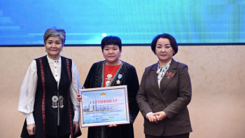 Фотография к новости: Президенттің қолынан орден алған педагог Дубайға барады