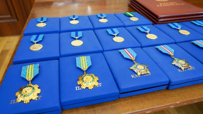 "Бір адам бірнеше рет алған": Президент мемлекеттік наградалар туралы айтты