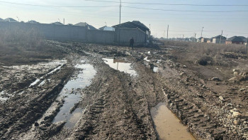 Фотография к новости: "Тізеден балшыққа батасың": Алматының шеткі аудандарында жол жөнделе ме