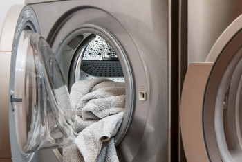 Фотография к новости: Кішкентай қыз кіржуғыш машинаға кептеліп қалды