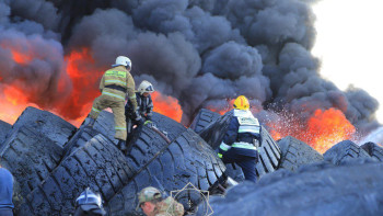 Фотография к новости: Алматы облысында дөңгелектер шығаратын зауыт өртеніп жатыр