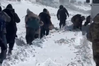 Абай облысында жүзге жуық адам қар құрсауында қалды