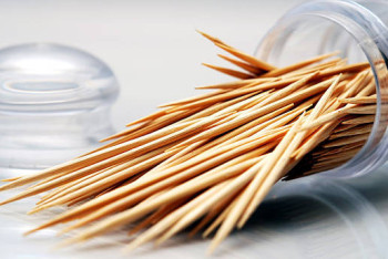 "Өліп қала жаздаған": Астанада 11 жастағы баланың асқазанынан тіс шұқығыш табылды