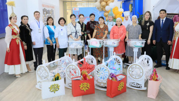 Фотография к новости: Ақтөбеде жаңа туған нәрестелерге бесік таратылды