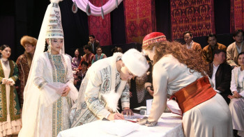 Фотография к новости: Астанада театрда табысқан он алтыншы жұп шаңырақ көтерді