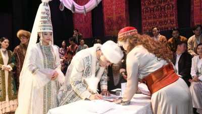 Астанада театрда табысқан он алтыншы жұп шаңырақ көтерді