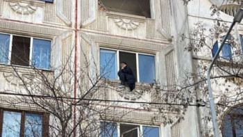 Фотография к новости: Алматыда тағы бір әйел көпқабатты үйдің терезесінен секірмек болған