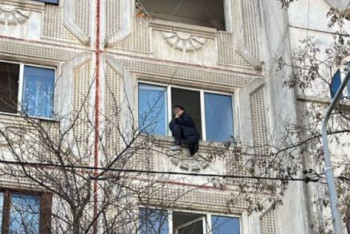 Алматыда тағы бір әйел көпқабатты үйдің терезесінен секірмек болған