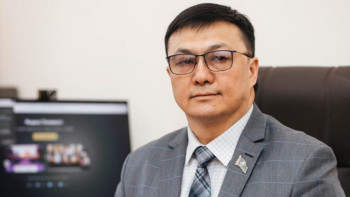 Фотография к новости: "Кассетасы айналып кеткен магнитофонға ұқсап". Депутат шенеуніктің жауабын сынады