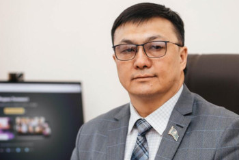 Фотография к новости: "Кассетасы айналып кеткен магнитофонға ұқсап". Депутат шенеуніктің жауабын сынады