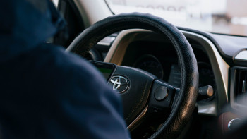 Фотография к новости: "Бағасы – 220 мың теңге": Жүргізуші куәлігі сатыла ма?