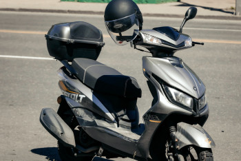 Фотография к новости: Алматыда 19 жастағы мопедші жол апатынан көз жұмды