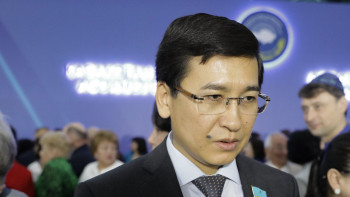 Фотография к новости: Аймағамбетов мұғалімдерді жарыққа теңеді