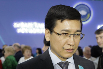 Фотография к новости: Аймағамбетов мұғалімдерді жарыққа теңеді