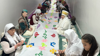 Фотография к новости: Наурыз мейрамы: Оқушы қыздар 50 көрпе тікті