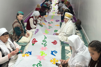 Фотография к новости: Наурыз мейрамы: Оқушы қыздар 50 көрпе тікті