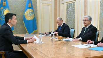 Фотография к новости: Тоқаев "Қазатомөнеркәсіп" компаниясының төрағасын қабылдады