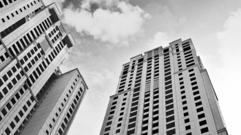 Фотография к новости: Астанада көпқабатты тұрғын үйдің терезесінен жас жігіт құлап кетті