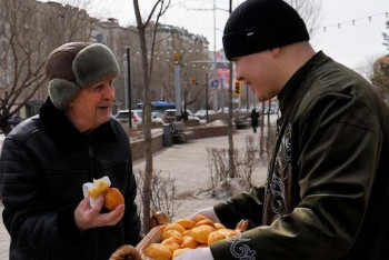 Фотография к новости: Астанада Наурыз мейрамына орай 1000 дана бауырсақ таратылды