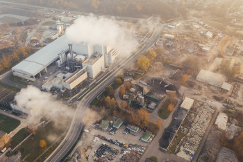 Фотография к новости: Экологтар Атыраудағы жағымсыз иістің неден шыққанын анықтап жатыр