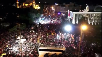 Фотография к новости: Анкараның мэрі де алаңға шықты: Түркиядағы ереуіл өршіп барады