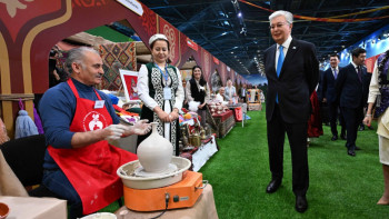 Фотография к новости: Тоқаев этноауылдағы қолөнер жәрмеңкесін аралап көрді