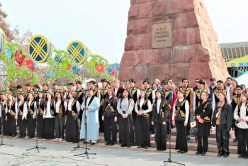 Фотография к новости: Алматыда 5 мыңнан астам адам Абай әндерін орындады