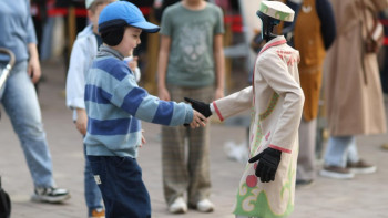 Фотография к новости: Шапан мен тақия киген роботтар наурызды тойлауға келді