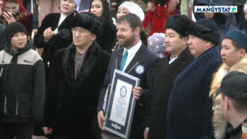 Фотография к новости: Қазақтың ұлттық киімі Гиннестің рекордтар кітабына енді