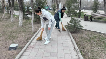 Фотография к новости: Таза Қазақстан: Тараздықтар "Денсаулық" саябағын қоқыстан тазартты