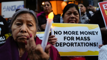 Фотография к новости: Трамп АҚШ-та заңды жұмыс жасап жүрген шетелдіктерді еліне қайтарып жатыр