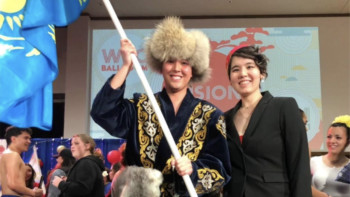 Фотография к новости: “Туған ата-анасын іздеп жүр”: Шетелдіктер асырап алған тағы бір қазақ баласы елге оралды