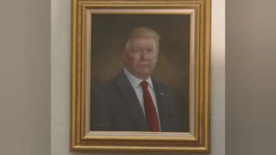 «Әдейі бұрмалаған»: Трампқа өзінің портреті ұнамай қалды